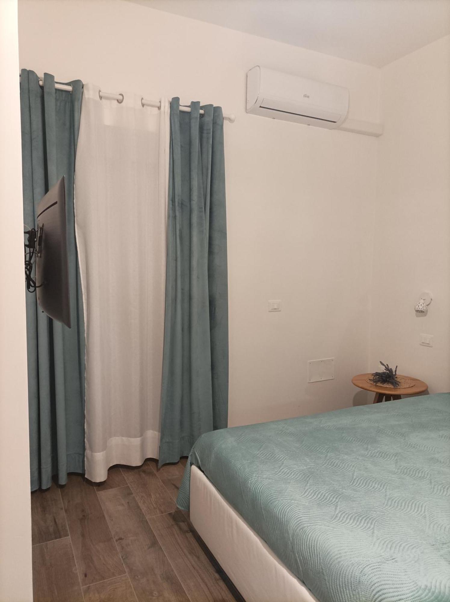 卡斯特拉巴特Laris住宿加早餐旅馆 外观 照片